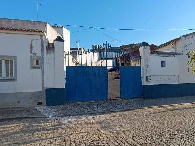 Moradia independente à venda na Rua Serpa Pinto