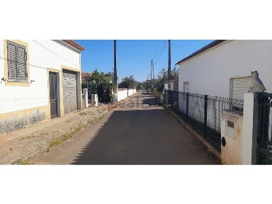 Moradia independente à venda na Rua da Senhora das Neves