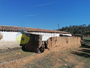 Moradia independente à venda em Santa Clara-a-Velha