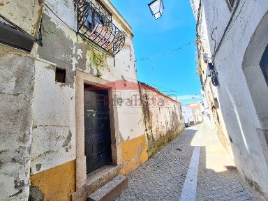 Moradia independente à venda na Travessa do Cepo