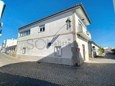 Moradia independente à venda na Rua Doutor Albérico Alexandre Nunes de Figueiredo