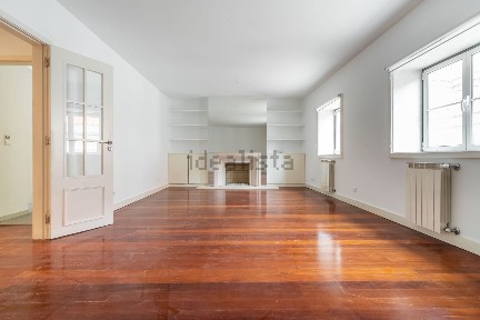 Arrendamento de apartamento T3 na Rua das Janelas Verdes