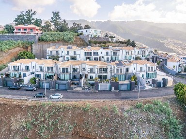 Moradia geminada à venda em Santo António