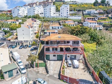 Andar de moradia à venda em Santo António