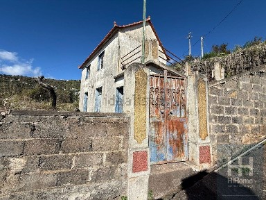 Moradia independente à venda no Caminho dos Pessegueiros