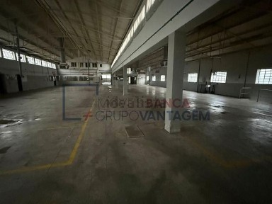 Armazém à venda em Escapães