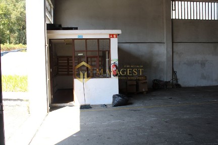 Armazém à venda na Rua da Gruta da Lomba