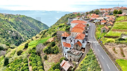 Moradia independente à venda em Calheta