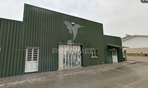 Espaço comercial ou armazém à venda em Préstimo e Macieira de Alcoba