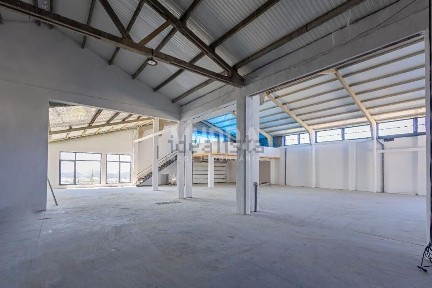 Armazém à venda em Escapães