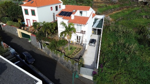 Moradia independente à venda na Rua Encosta dos Magos