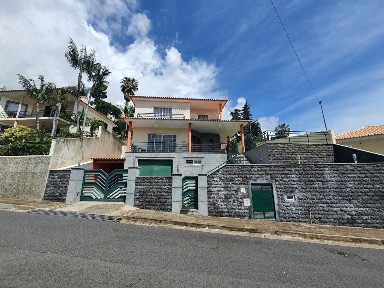 Moradia independente à venda na Rua António Sales Caldeira