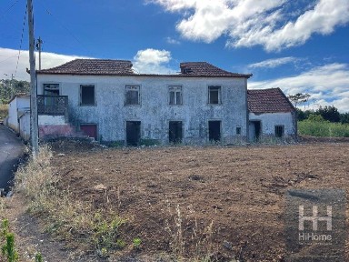 Moradia independente à venda no Caminho Lombo da Velha.