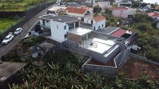 Moradia independente à venda na Travessa das Quebradas de Baixo