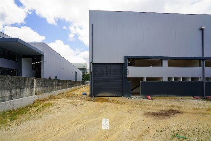 Armazém à venda em Escapães