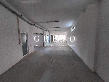 Espaço comercial à venda na Rua do Almirante Cândido dos Reis