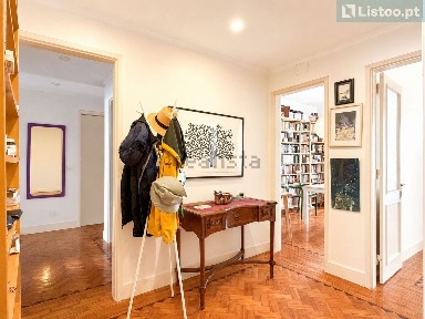Apartamento T4 à venda na Avenida 25 de Abril de 1974