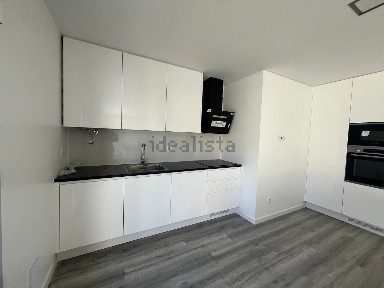Apartamento T3 à venda na Rua Coronel Melo Antunes, 22