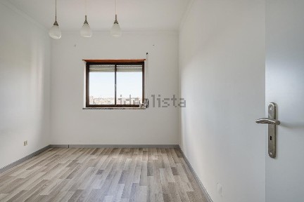 Apartamento T4 à venda na Rua Roberto Ivens, 25