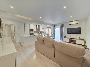 Apartamento T4 à venda na Rua Doutor Alberto Araújo, 13