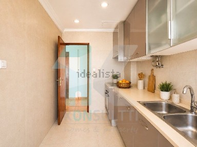 Apartamento T3 à venda no Centro de Laranjeiro