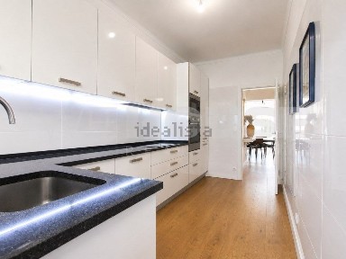 Apartamento T4 à venda na Avenida Henrique Galvão, 9