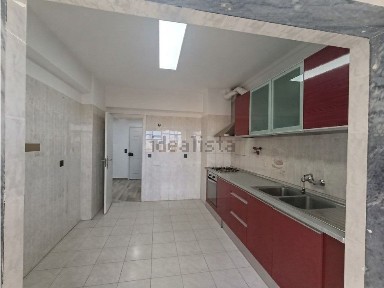 Apartamento T4 à venda na Rua Roberto Ivens