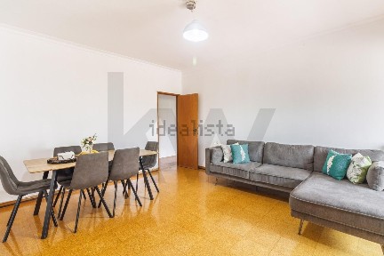 Apartamento T3 à venda no Largo Mouzinho da Silveira, 13