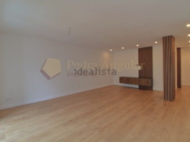 Apartamento T3 à venda na Avenida Doutor António Rodrigues Manito