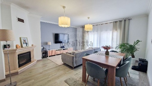 Apartamento T3 à venda na Rua Indústria Corticeira