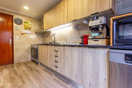 Apartamento T3 à venda na Rua Professor Doutor Egas Moniz, 1