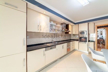 Apartamento T3 à venda na Avenida Amália Rodrigues
