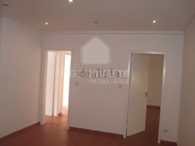 Arrendamento de apartamento T3 na Avenida Fialho de Almeida, 45