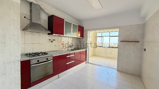 Apartamento T4 à venda na Rua Roberto Ivens, 2