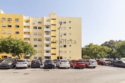 Apartamento T3 à venda na Rua António José da Loura, 9