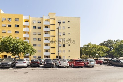Apartamento T3 à venda na Rua António José da Loura, 9