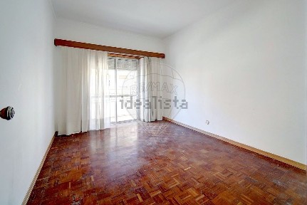 Apartamento T3 à venda na Rua Viana da Mota