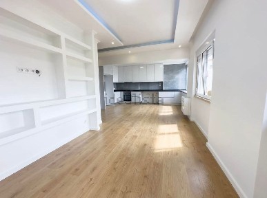 Apartamento T3 à venda na Rua Padre José Estevens Dias, 125