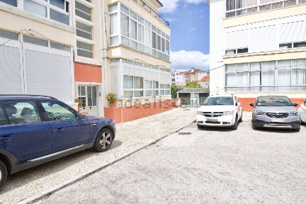 Apartamento T3 à venda na Rua Infante Dom Luis, 5