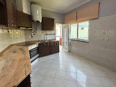 Apartamento T2 à venda na Rua Raúl Proença, 3