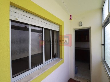 Apartamento T3 à venda na Rua Cidade da Horta