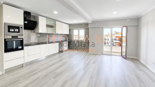Apartamento T4 à venda na Rua Infante Dom Augusto s/n