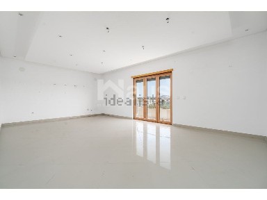 Apartamento T4 à venda na Rua José Afonso