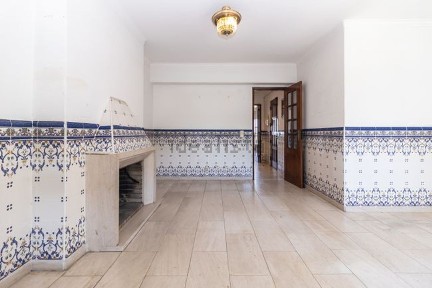 Apartamento T3 à venda na Rua Ramiro Ferrão, 32