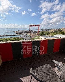 Apartamento T2 à venda na Avenida 25 de Abril de 1974