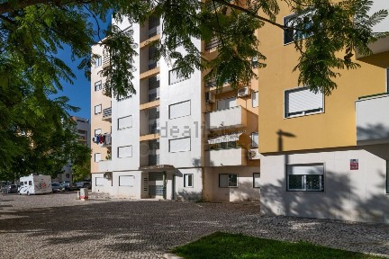Apartamento T3 à venda na Rua Ary dos Santos