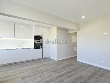 Apartamento T3 à venda na Rua Mariano Coelho