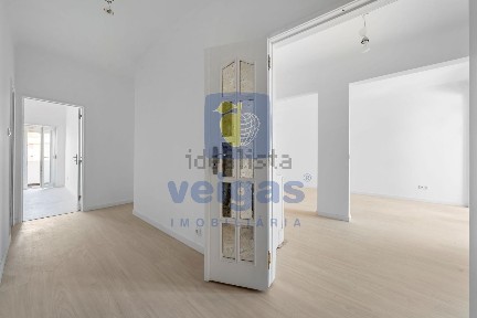 Apartamento T3 à venda na Rua João Anacleto da Silva