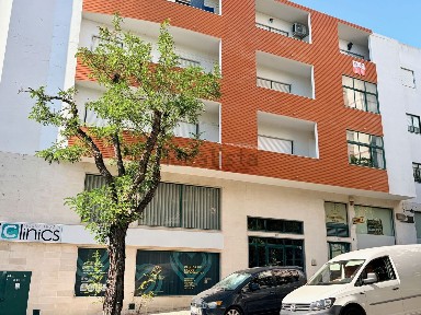 Apartamento T3 à venda na Avenida Jaime Cortesão