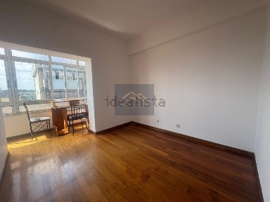 Apartamento T3 à venda na Rua Augusto Gil